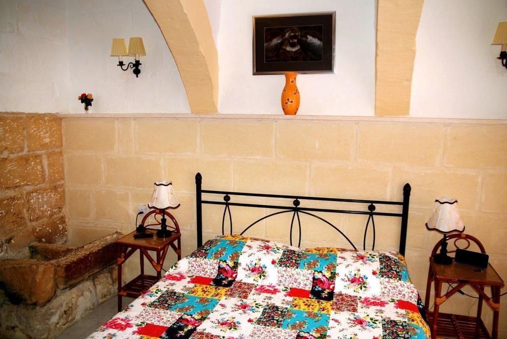Anna Karistu Accommodation Kerċem Szoba fotó